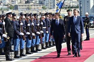 Επίσκεψη Μακρόν και Μητσοτάκη στη φρεγάτα «Κίμων» [βίντεο]