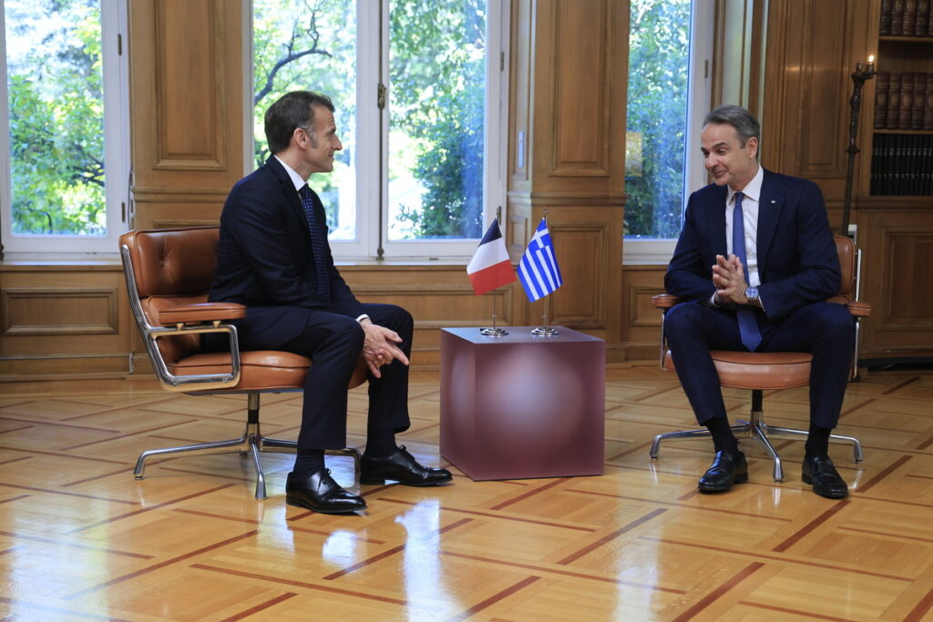Στο Μέγαρο Μαξίμου ο Εμανουέλ Μακρόν – Υπογραφή νέας αμυντικής συμφωνίας με Μητσοτάκη