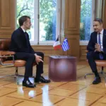Στο Μέγαρο Μαξίμου ο Εμανουέλ Μακρόν – Υπογραφή νέας αμυντικής συμφωνίας με Μητσοτάκη