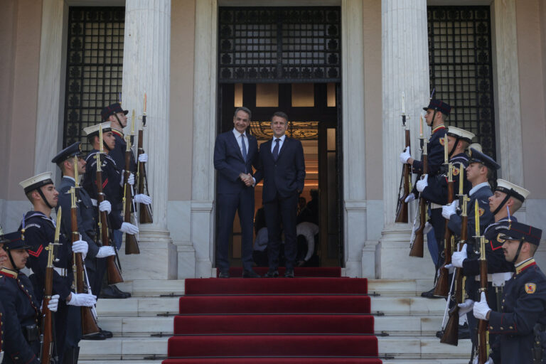 Μακρόν: Το μήνυμα στα ελληνικά μετά τις συναντήσεις με Μητσοτάκη: «Ελλάς, Γαλλία, Συμμαχία!»