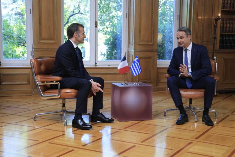 Στο Μέγαρο Μαξίμου ο Εμανουέλ Μακρόν – Υπογραφή νέας αμυντικής συμφωνίας με Μητσοτάκη