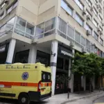 Νεκρή εντοπίστηκε μία γυναίκα, σε ακάλυπτο χώρο πολυκατοικίας, στο κέντρο της Αθήνας