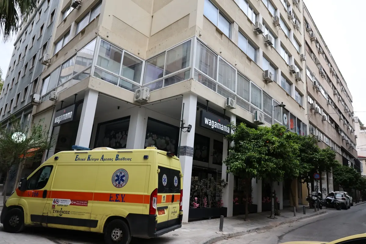 Νεκρή εντοπίστηκε μία γυναίκα, σε ακάλυπτο χώρο πολυκατοικίας, στο κέντρο της Αθήνας