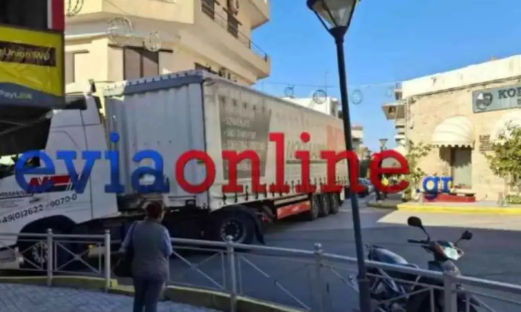 Εύβοια: Νταλίκα σφήνωσε σε δρόμο στο Αλιβέρι λόγω GPS – Έκοψαν τα κάγκελα για να περάσει [Εικό