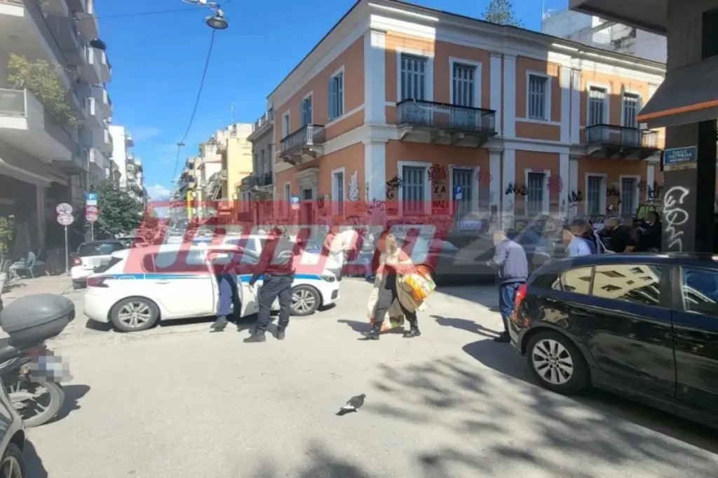 Πάτρα: Συνελήφθη ημίγυμνος άνδρας που απειλούσε περαστικούς με αντικείμενο