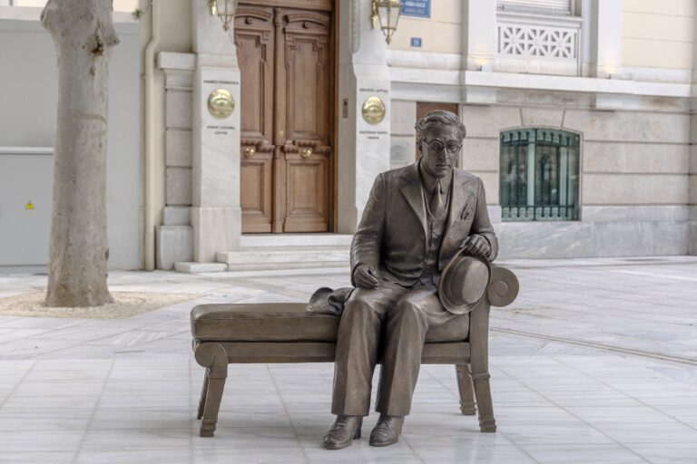 Δήμος Αθηναίων: Παρέλαβε από το Ίδρυμα Ωνάση το γλυπτό του Καβάφη