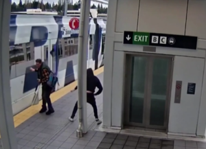 Τρομακτική επίθεση στο Σιάτλ: Συνελήφθη ο άνδρας που προσπάθησε να ρίξει επιβάτη στις ράγες