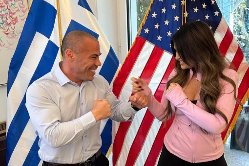 Ο Μιχάλης Ζαμπίδης στην Πρεσβεία των ΗΠΑ – Το συμβολικό «μάθημα» μποξ στη Γκίλφοϊλ