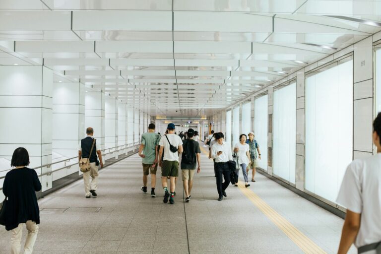 «Ασπίδα» στην ενεργειακή κρίση η… βερμούδα: Η ανατρεπτική οδηγία στους εργαζομένους του Τόκιο
