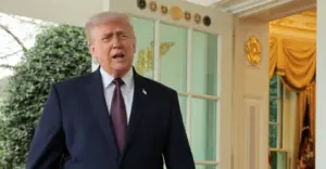 Σόου Τραμπ: Παρήγγειλε fast food, έδωσε φιλοδώρημα 100 δολάρια και διαφήμισε νομοσχέδιο