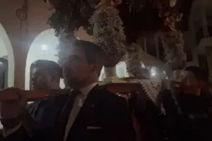 Εκάλη: Ο Νικόλαος Ντε Γκρες κράτησε τον Επιτάφιο – Μαζί του ο Γιώργος Τσαλίκης και οι γιοι του