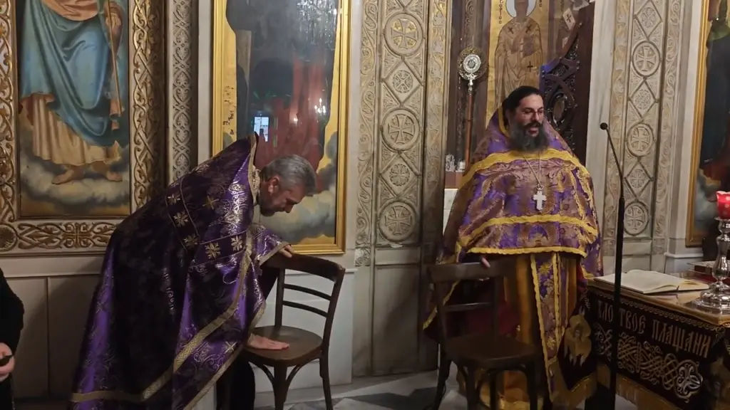 Πρώτη Ανάσταση στη ρωσική εκκλησία της Φιλελλήνων: Με μπότια, κρότους, βάγια και χορωδία [βίντεο]