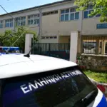 Μαθήτρια 13 ετών έχασε την ισορροπία της από μπαλκόνι και έπεσε στο προαύλιο του σχολείου στο 7ο Γυμνάσιο Χαϊδαρίου