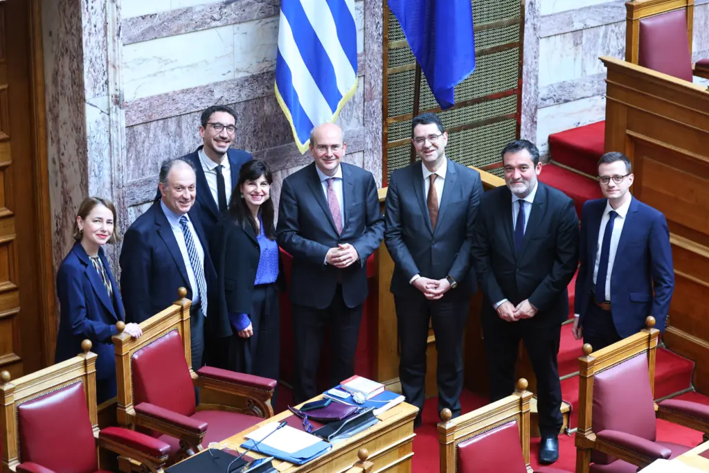 Βουλή: Υπερψηφίστηκε το νομοσχέδιο Χατζηδάκη για τη Δημόσια Διοίκηση