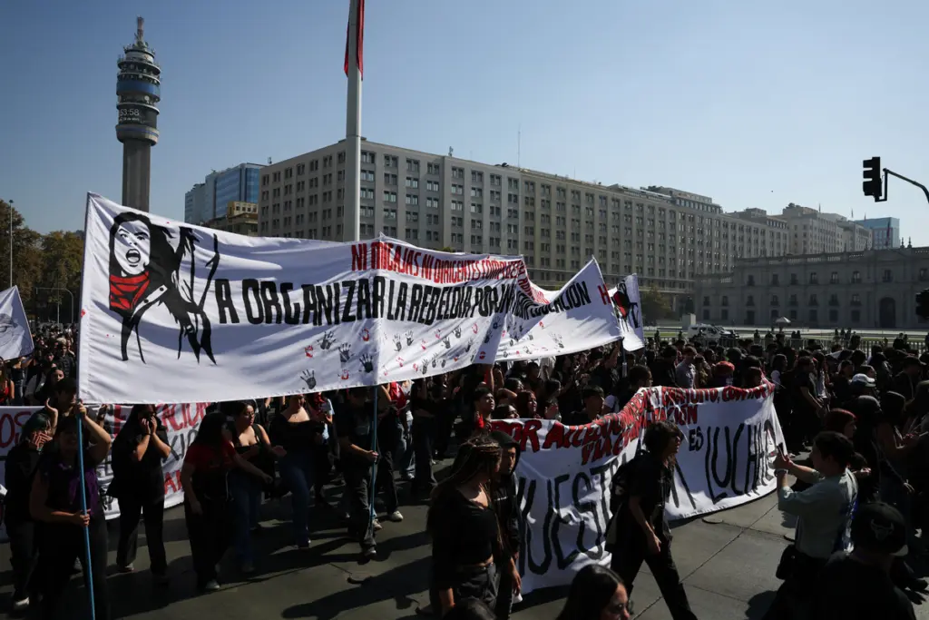 Χιλή: Μαθητές διαδηλώνουν εναντίον των δημοσιονομικών περικοπών του προέδρου Καστ [βίντεο]