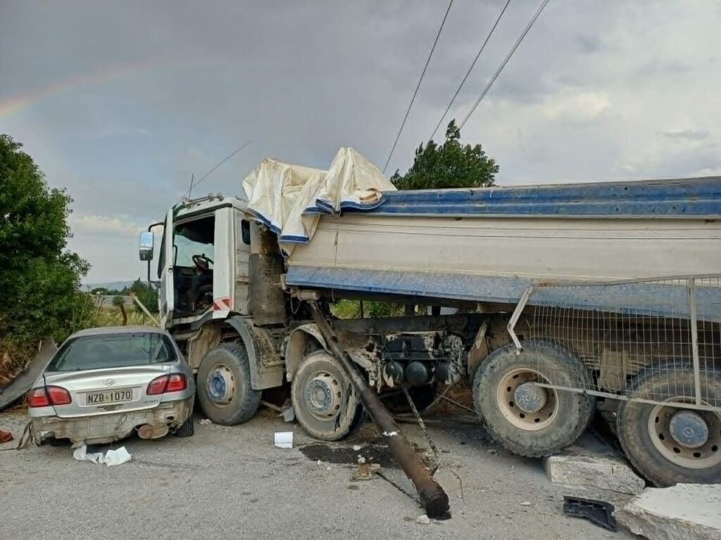 Λάρισα: Φορτηγό «καρφώθηκε» σε μεταλλική γέφυρα και εκτοξεύτηκε στο αντίθετο ρεύμα – Σοβαρά τραυματίας ο οδηγός
