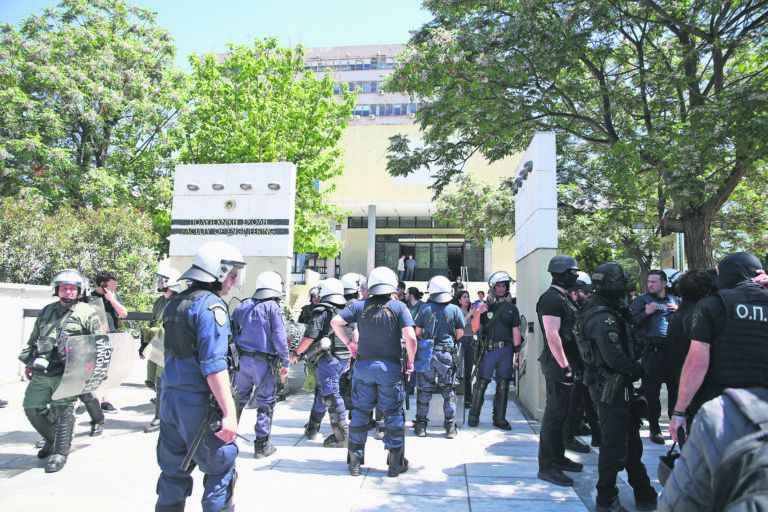 Κάρτες εισόδου και κάμερα στα 5 μεγαλύτερα πανεπιστήμια