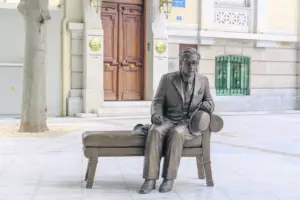 Ο γλύπτης Πραξιτέλης Τζανουλίνος στον ΕΤ: Εκανα πολλή παρέα… με τον Καβάφη για να φτιάξω το γλυπτό