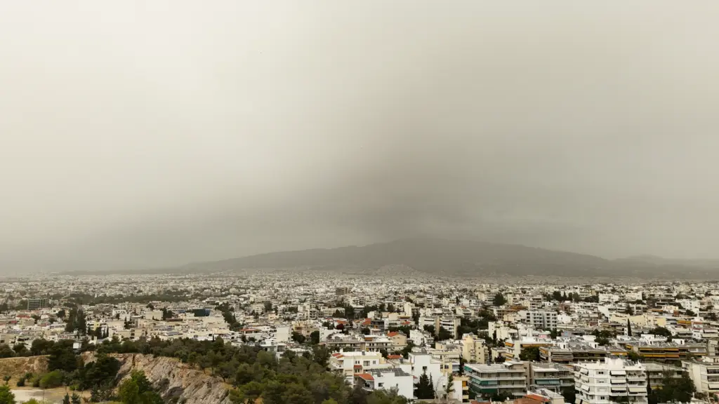 Καιρός: Αφρικανική σκόνη «πνίγει» την Αττική – Πότε φεύγει και έρχεται νέα άνοδος θερμοκρασίας