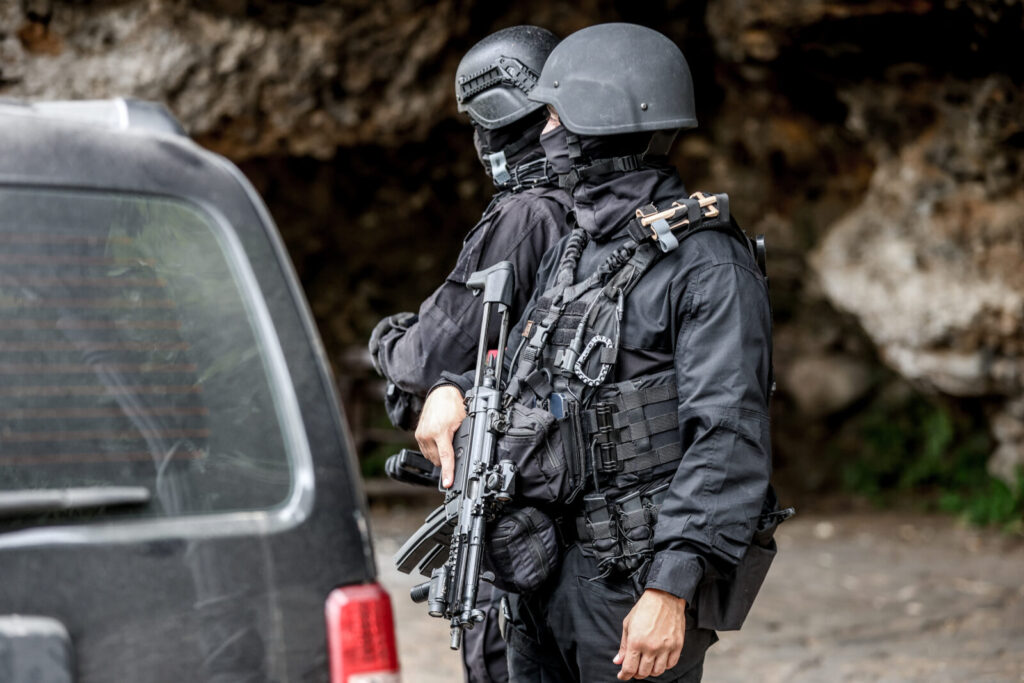 Μεγάλη επιχείρηση της ΕΛΑΣ στην Κρήτη: Έφοδος σε 22 σπίτια για ναρκωτικά και επιδοτήσεις ΟΠΕΚΕΠΕ – Προπηλακισμοί και πετροπόλεμος στα Ζωνιανά