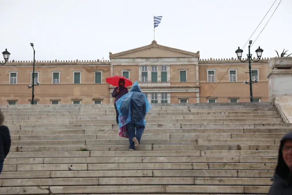 Καιρός: Μίνι καλοκαίρι με αφρικανική σκόνη – Ποιες περιοχές θα δουν βροχές και ποιες 30άρια