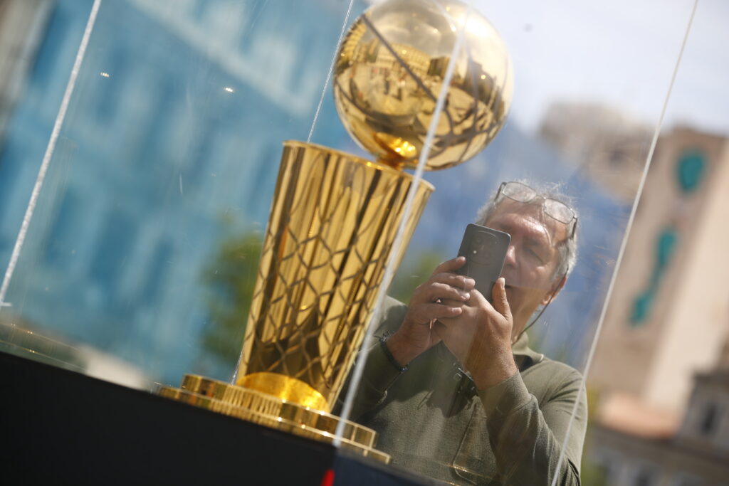 Το αυθεντικό τρόπαιο του NBA στην Αθήνα – Κοσμοσυρροή στην Κοτζιά