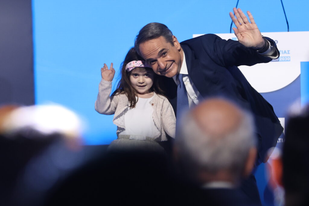 16ο συνέδριο ΝΔ: Το κοριτσάκι που έκλεψε την παράσταση στην ομιλία Μητσοτάκη [βίντεο]
