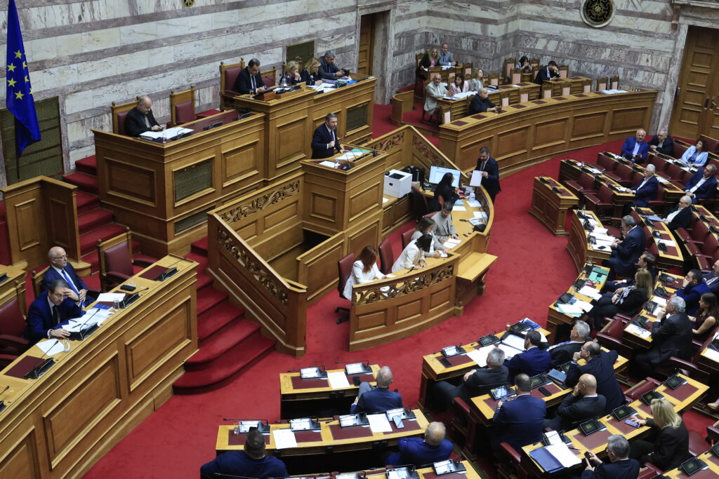 Βουλή LIVE: Ένταση στη συζήτηση για τις υποκλοπές – «Τα 120 υπέρ παραβιάζουν το Σύνταγμα» λέει ο Βορίδης