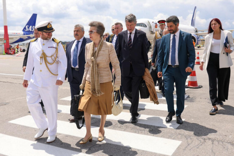 Στα Χανιά η Πριγκίπισσα Άννα για την 85η επέτειο της Μάχης της Κρήτης – Kατάθεση στεφάνου στο μνημείο πεσόντων της RAF