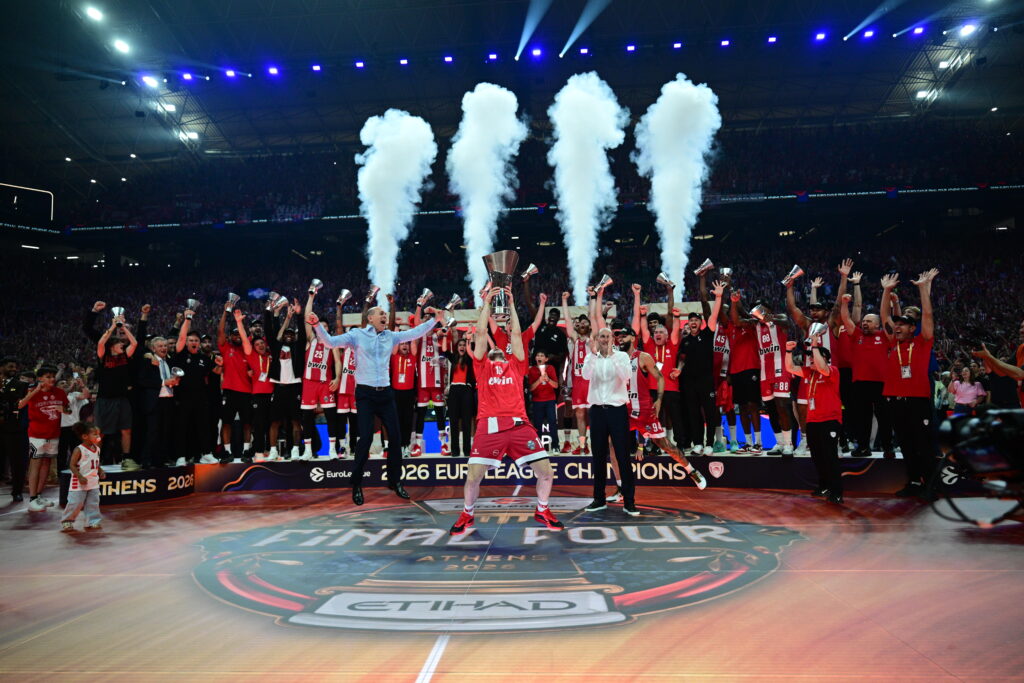 EuroLeague Final Four 2026: Η στιγμή της απονομής του τέταρτου ευρωπαϊκού του Ολυμπιακού [εικόνες κα