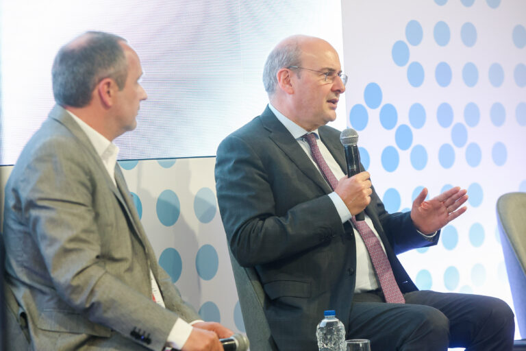 Χατζηδάκης στο ΕΤ – Forum: «ΚΡΗΤΗ 2030: «Κάναμε πολλά και θα κάνουμε περισσότερα»
