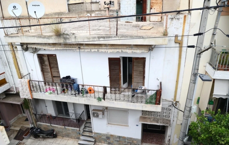 Άγιοι Ανάργυροι: Τι έδειξαν οι εξετάσεις για τα 3 παιδιά που ζούσαν σε «τρώγλη» – «Κυκλοφορούσαν γυμνά στον δρόμο»