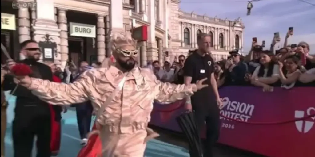 Akylas: Μάγεψε στο τιρκουάζ χαλί της Eurovision [βίντεο]