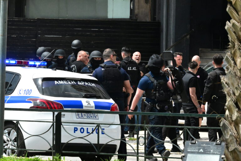 Τζιτζιφιές: «Θα σας σκοτώσω όλους» – Η στιγμή της σύλληψης του μεθυσμένου που πυροβόλησε με ούζι και τραυμάτισε γυναίκα σε μπαρ [βίντεο]