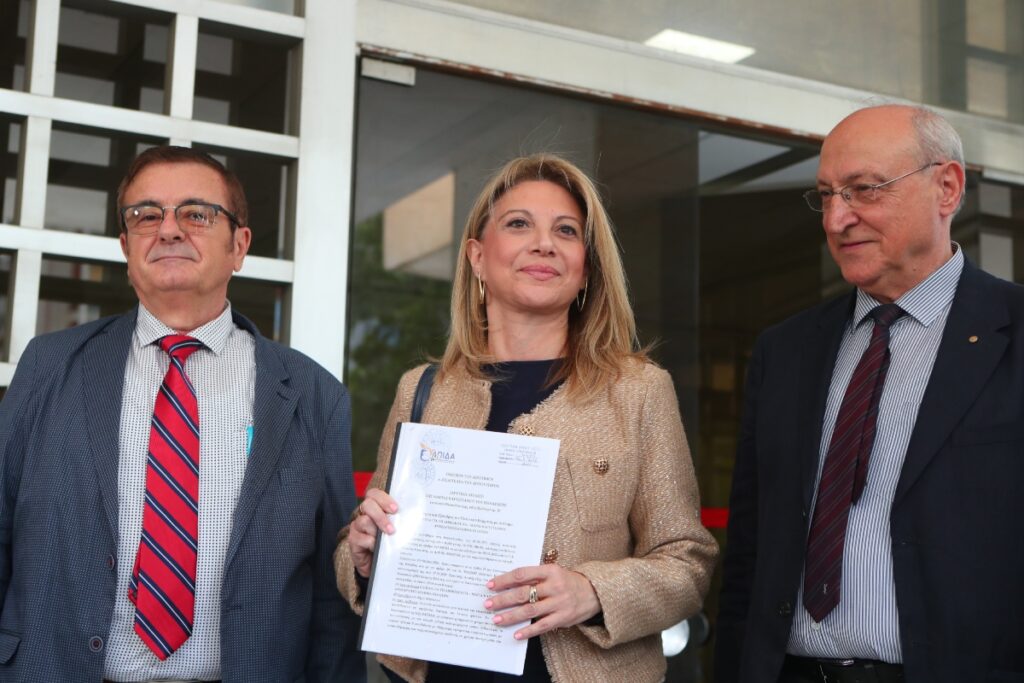 Μαρία Καρυστιανού: Κατέθεσε στον Άρειο Πάγο την ιδρυτική διακήρυξη του κόμματος «Ελπίδα για τη Δημοκρατία» [Βίντεο]