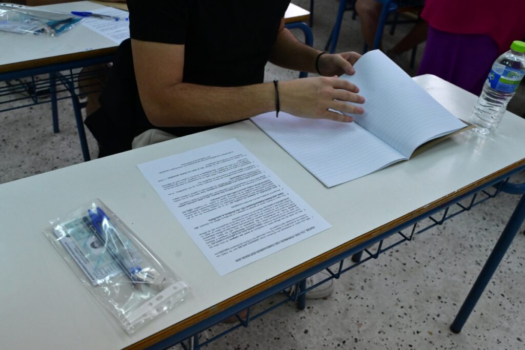 Πανελλήνιες 2026: «Ενστάσεις» από μαθητή για τα θέματα – «Ποια μοναξιά; Οι ηλικιωμένοι βγαίνουν, παίζουν τάβλι στα ΚΑΠΗ»