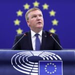 Ευρωπαίος επίτροπος Δημοκρατίας: «Έχει υπάρξει πρόοδος σε ζητήματα κράτους δικαίου στην Ελλάδα»