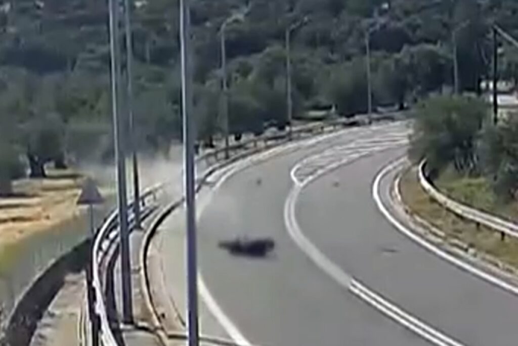 Τραγωδία στη Μυτιλήνη: Η στιγμή που η μοτοσικλέτα με τους δυο νέους χτυπάει στο κράσπεδο [Βίντεο]