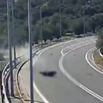 Τραγωδία στη Μυτιλήνη: Η στιγμή που η μοτοσικλέτα με τους δυο νέους χτυπάει στο κράσπεδο [Βίντεο]