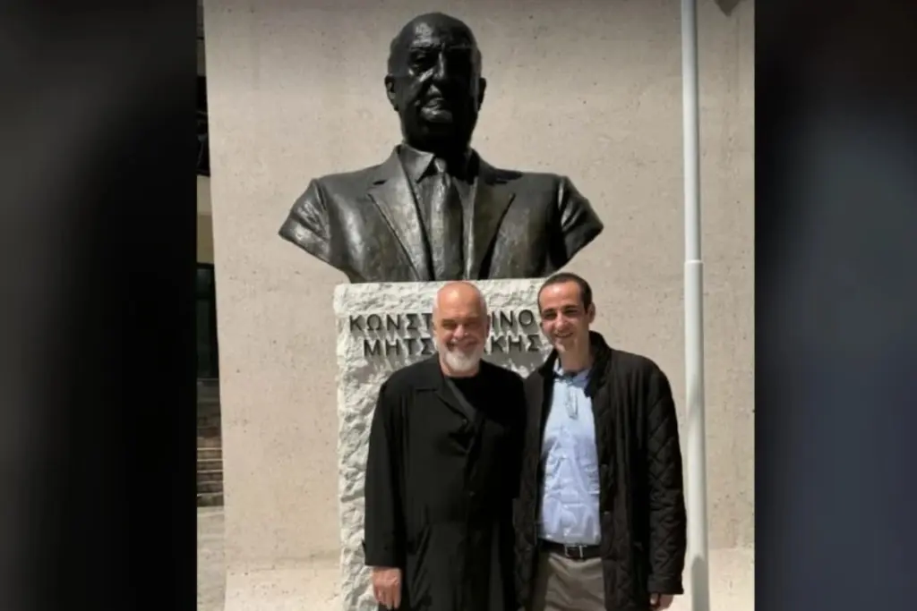Στη Δερβιτσάνη ο Γρηγόρης Δημητριάδης: Eπίσκεψη στην προτομή του παππού του συνοδεία του Έντι Ράμα