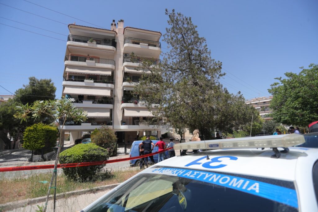 Ανείπωτη τραγωδία στην Ηλιούπολη: Σε κρίσιμη κατάσταση η 17χρονη που μεταφέρεται στο ΚΑΤ – Το ιατρικ