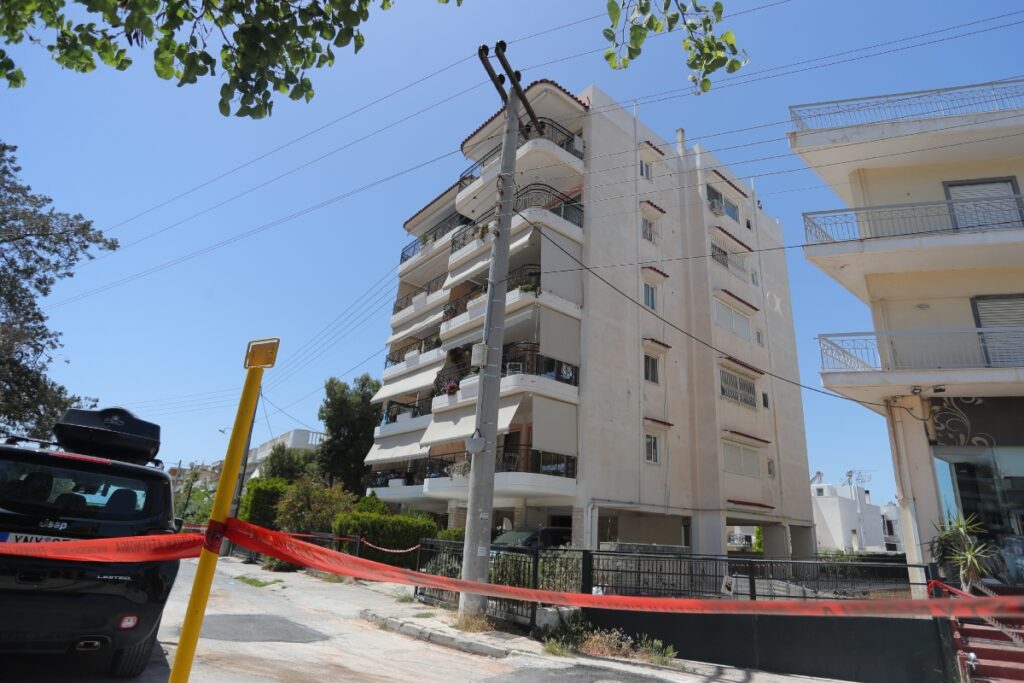 Τραγωδία στην Ηλιούπολη: Πέθανε και η δεύτερη 17χρονη που έπεσε από την πολυκατοικία