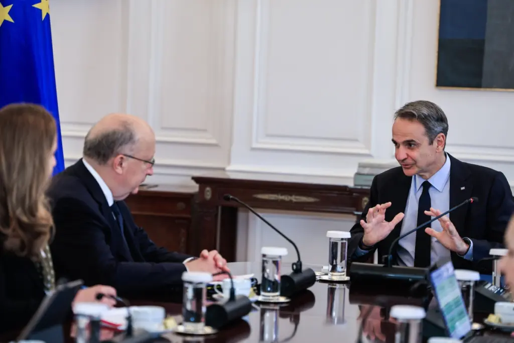 Συνάντηση Μητσοτάκη με τον Ευρωπαίο Επίτροπο Άμυνας και Διαστήματος: «Η Ελλάδα πρωτοστατεί στην ανάπ