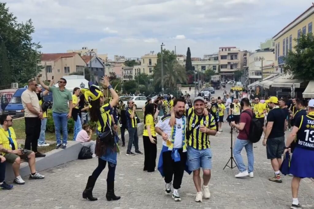 Final Four Euroleague: Οπαδοί της Φενέρμπαχτσε με συνθήματα και καπνογόνα στο Θησείο [Βίντεο]
