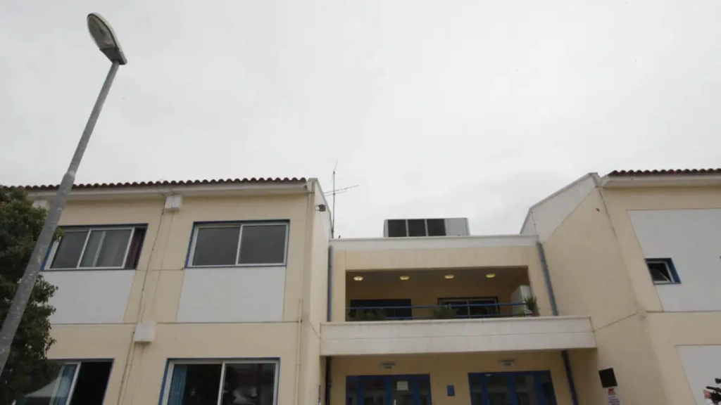 Άγριο έγκλημα στο Δαφνί: Τρόφιμος στραγγάλισε τον συγκάτοικό του – «Μια ώρα έκαναν ΚΑΡΠΑ οι γιατροί στον 59χρονο»