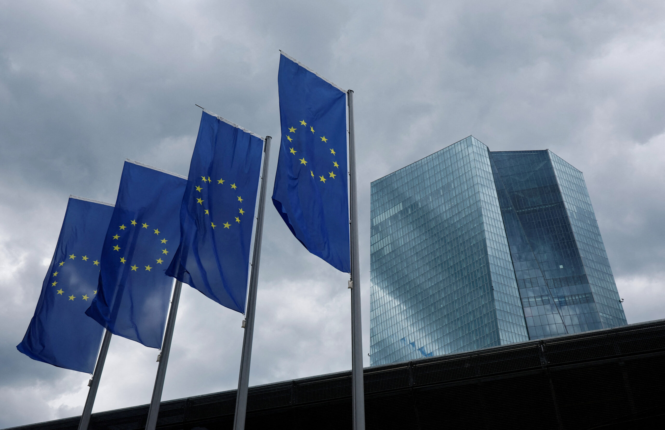 ΕΚΤ: «Πάγωμα» επιτοκίων στο 2,5% – Πληθωρισμός και άνοδος αποδόσεων των ομολόγων περιπλέκουν τις απο