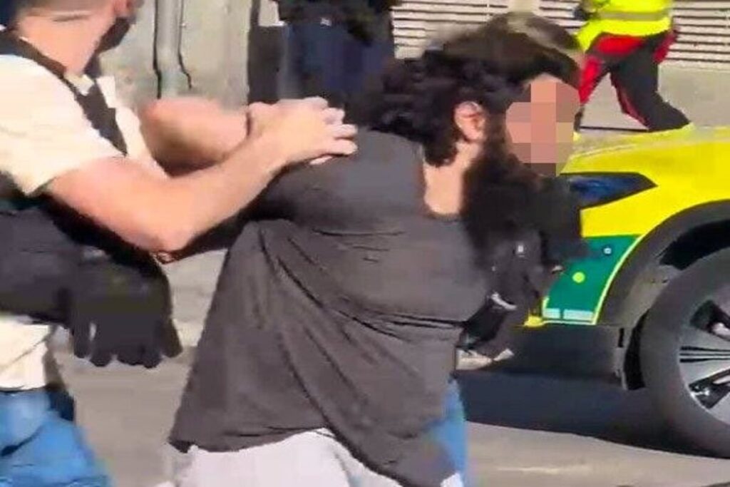 Άνδρας σκόρπισε τον τρόμο σε σταθμό τρένου στην Ελβετία – Τραυμάτισε τρεις με μαχαίρι πριν συλληφθεί