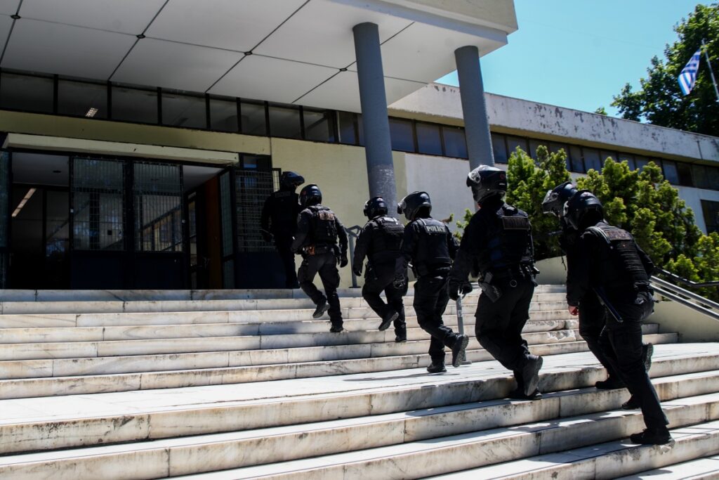 Θεσσαλονίκη: Επτά τραυματίες από τα επεισόδια στο ΑΠΘ – Αντιεξουσιαστές επιτέθηκαν σε φοιτητές