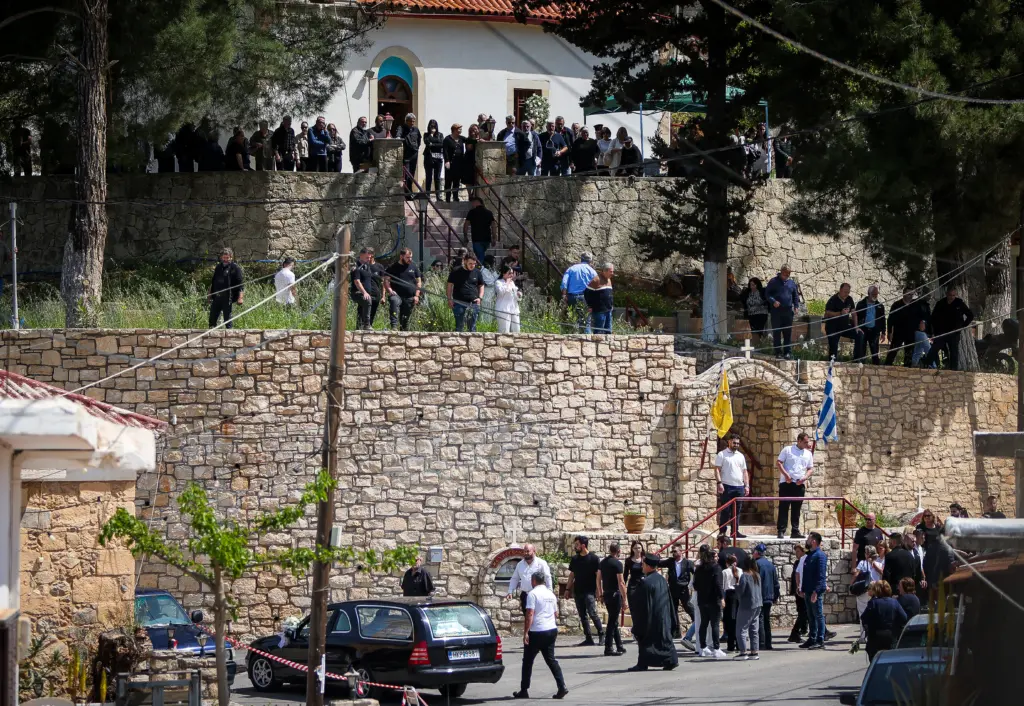 Δολοφονία στο Ηράκλειο: Σπαρακτικό το τελευταίο «αντίο» στον 21χρονο – Ντυμένοι στα λευκά, με 