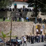 Δολοφονία στο Ηράκλειο: Σπαρακτικό το τελευταίο «αντίο» στον 21χρονο – Ντυμένοι στα λευκά, με ένα λουλούδι στο χέρι και με μαντολίνα αποχαιρετούν τον Νικήτα